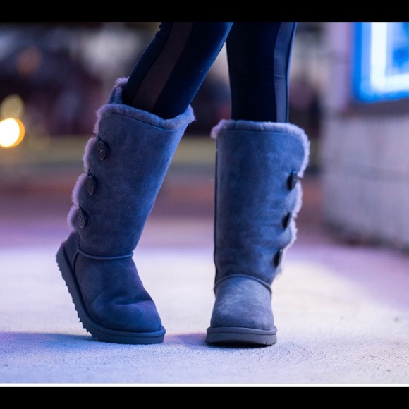 EUC Ugg Bailey Button Triplet boots in grey - Picture 2 of 11